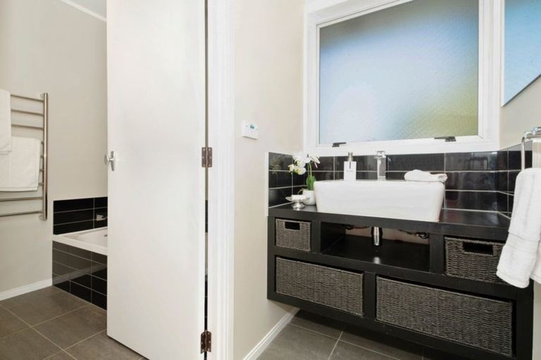 Photo of property in 34 Trentham Road, Papakura, 2110