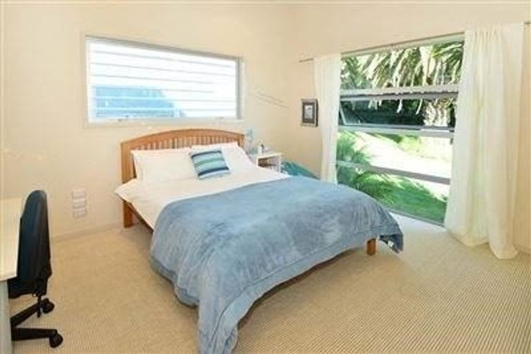 Photo of property in 42a Tindalls Bay Road, Tindalls Beach, Whangaparaoa, 0930