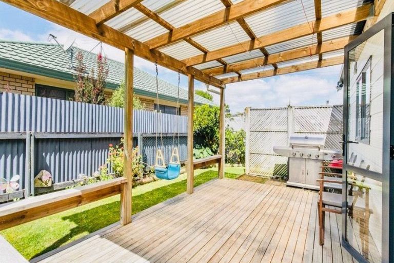 Photo of property in 2 Braeburn Place, Takanini, 2112