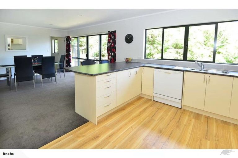 Photo of property in 91c Wade River Road, Stanmore Bay, Whangaparaoa, 0932