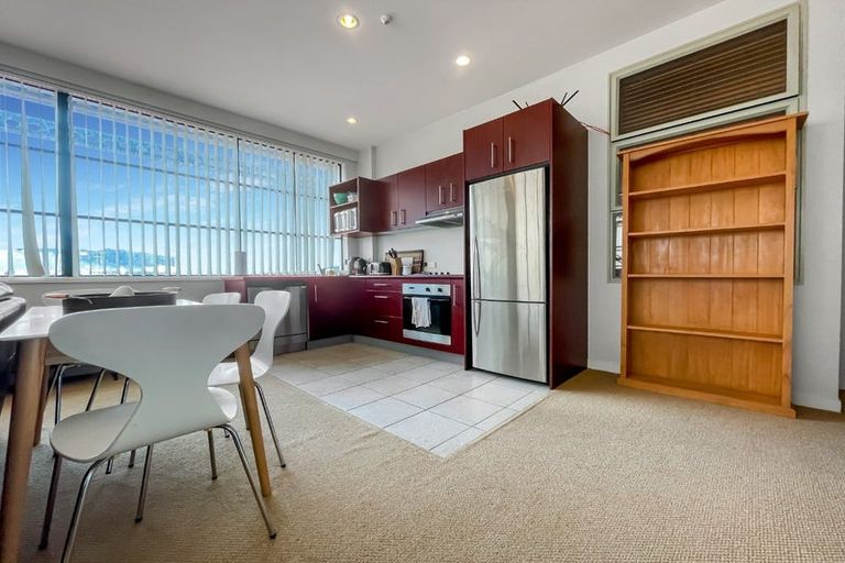Photo of property in Endeavour Apartments, 16/125 Thorndon Quay, Pipitea, Wellington, 6011