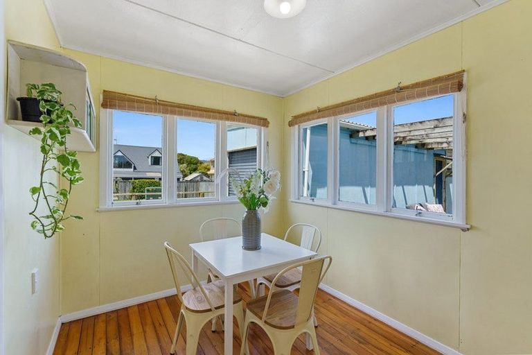 Photo of property in 18 Waimea Road, Waikanae Beach, Waikanae, 5036