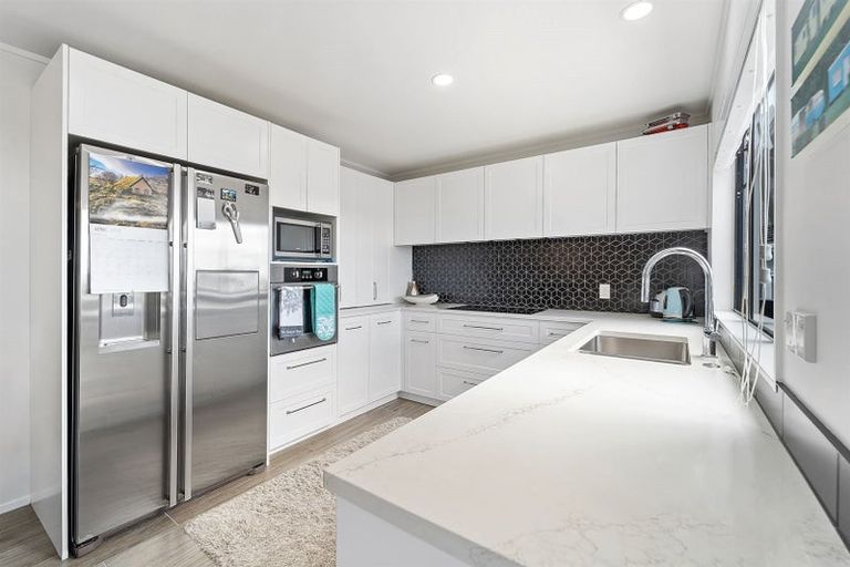 Photo of property in 52 Waiora Road, Stanmore Bay, Whangaparaoa, 0932