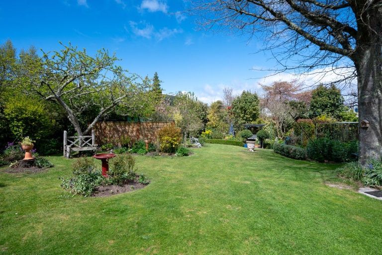 Photo of property in 19 Gibbs Place, Kinloch, Taupo, 3377