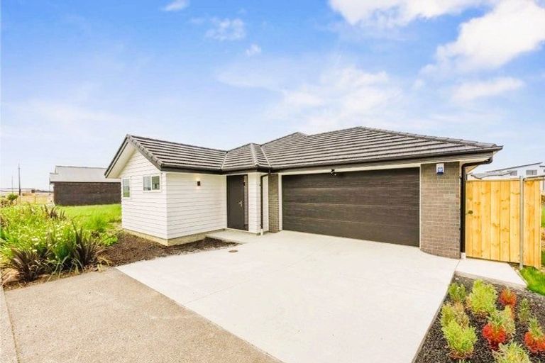 Photo of property in 19 Uatoto Road, Clarks Beach, 2122