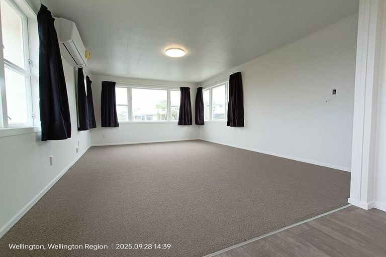 Photo of property in 35 Kenmore Street, Newlands, Wellington, 6037