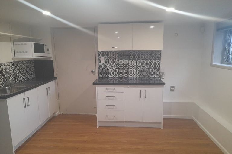 Photo of property in 557 Glenfield Road, Glenfield, Auckland, 0629