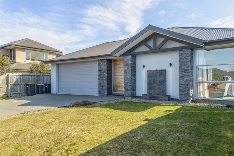 Photo of property in 15 Foresters Crescent, Parklands, Christchurch, 8083