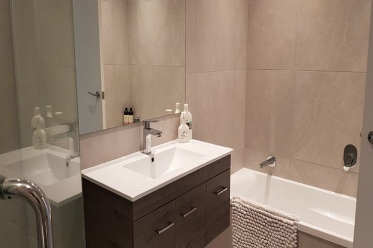 Photo of property in 28 Te Oneroa Way, Long Bay, Auckland, 0630