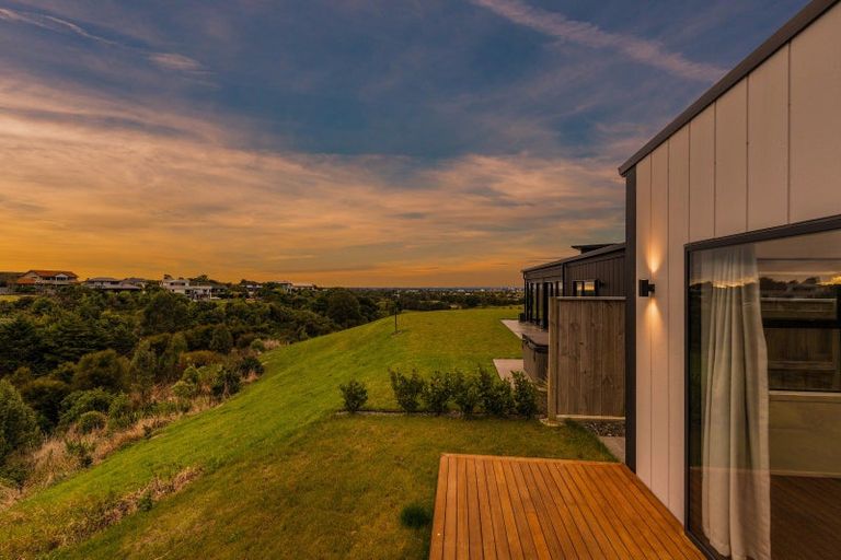 Photo of property in 67 Vaucluse Heights, Fitzherbert, Palmerston North, 4410