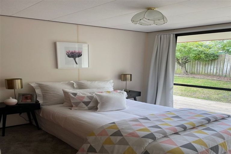 Photo of property in 72 Totaravale Drive, Totara Vale, Auckland, 0629