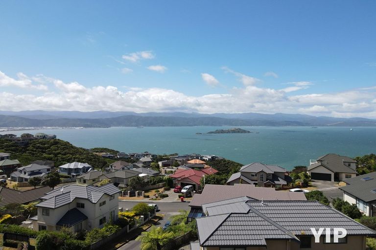 Photo of property in 37 Dress Circle, Newlands, Wellington, 6037