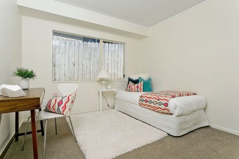 Photo of property in 17 Goldfinch Rise, Unsworth Heights, Auckland, 0632