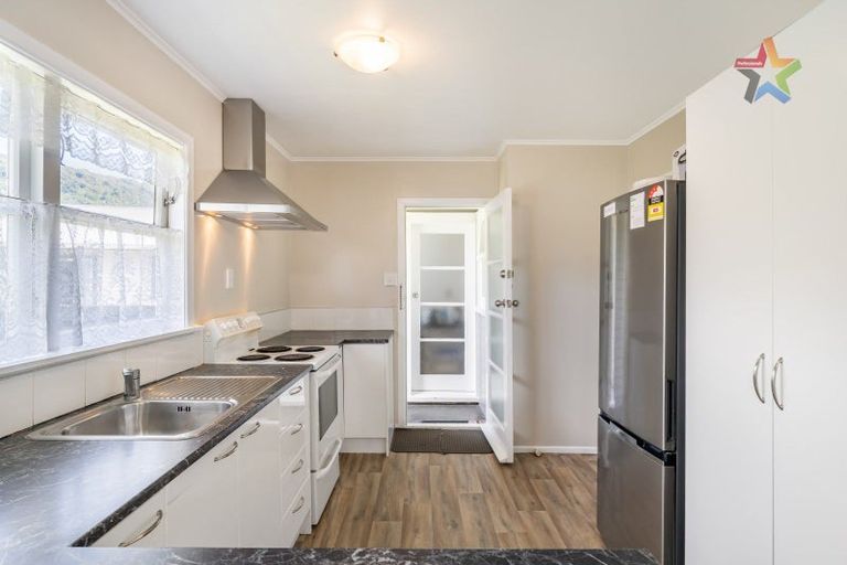 Photo of property in 5 Willow Grove, Wainuiomata, Lower Hutt, 5014