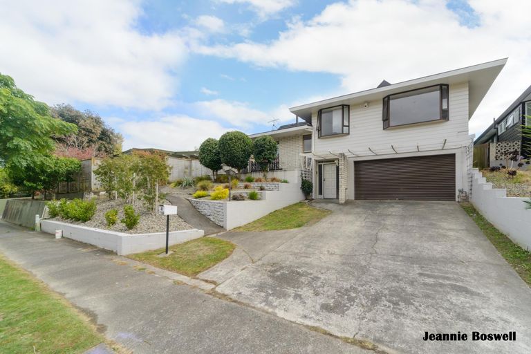 Photo of property in 14 Wikiriwhi Crescent, Awapuni, Palmerston North, 4412