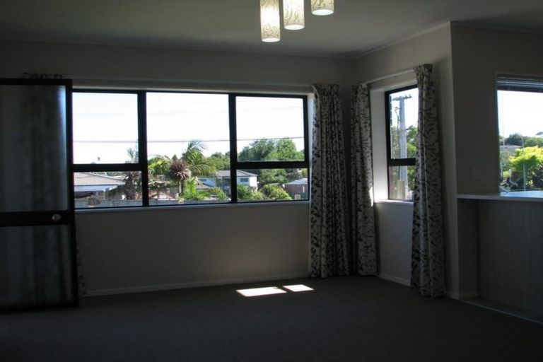 Photo of property in 2/110 Edmonton Road, Henderson, Auckland, 0612