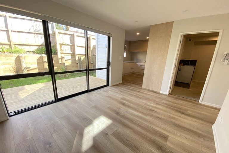 Photo of property in 1b Westall Road, New Lynn, Auckland, 0600