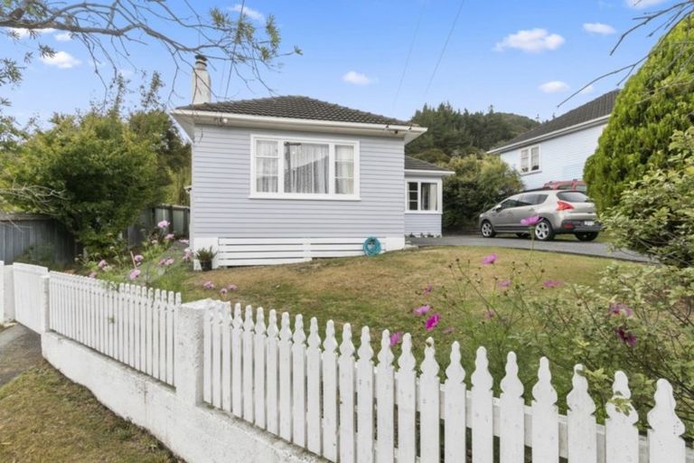 Photo of property in 21 Gardiner Grove, Wainuiomata, Lower Hutt, 5014