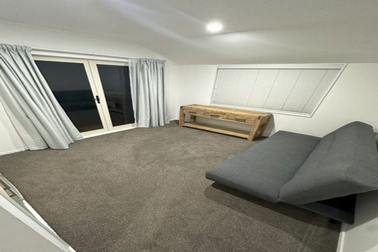 Photo of property in 2 Harbour Lights Close, West Harbour, Auckland, 0618