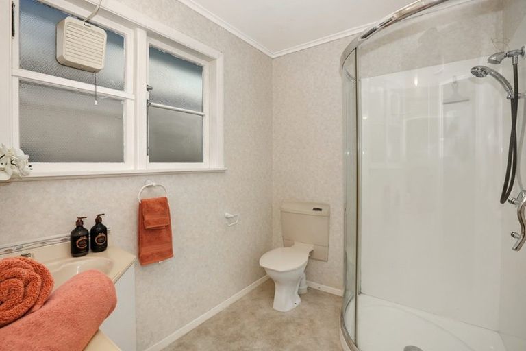 Photo of property in 136 Mana Esplanade, Paremata, Porirua, 5026