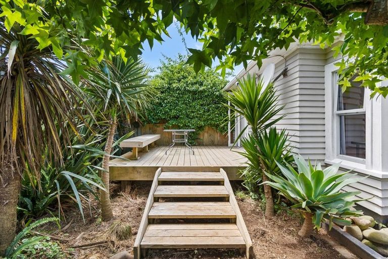 Photo of property in 9 Karaka Street, Merrilands, New Plymouth, 4312