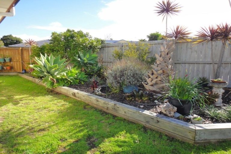 Photo of property in 6 Resolution Place, One Tree Point, 0118