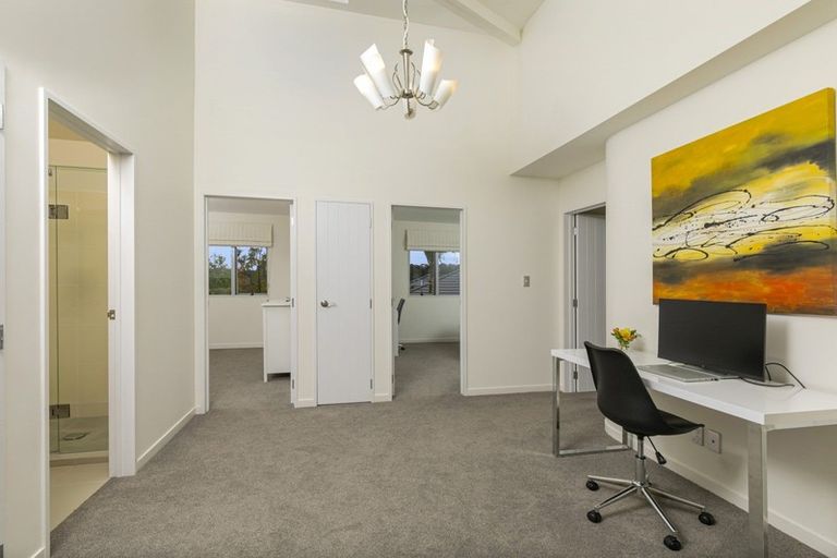 Photo of property in 23 George Deane Place, Greenhithe, Auckland, 0632