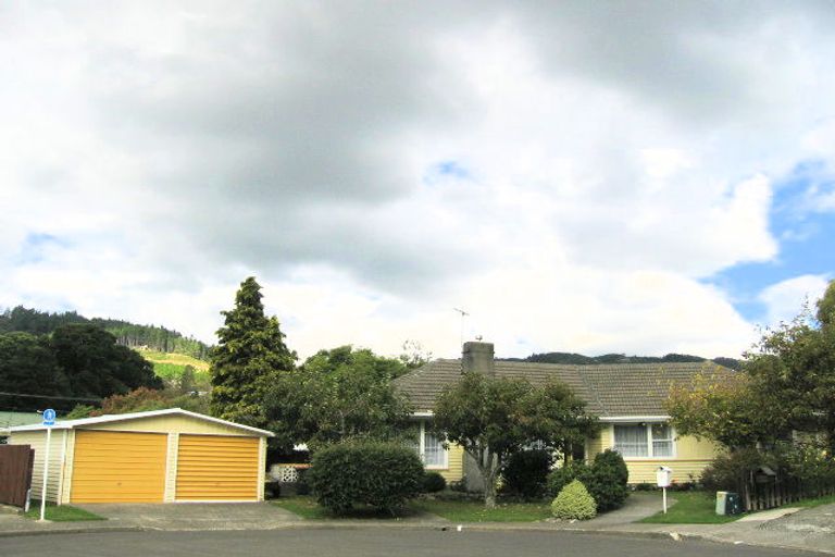 Photo of property in 27 Deller Grove, Silverstream, Upper Hutt, 5019