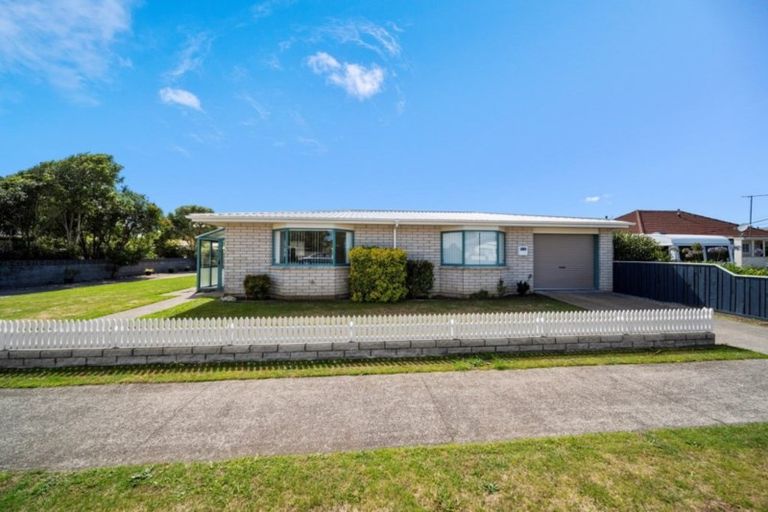 Photo of property in 16 Blake Street, Waitara, 4320