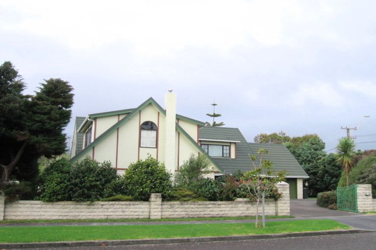 Photo of property in 2 Lavinia Grove, Waikanae Beach, Waikanae, 5036