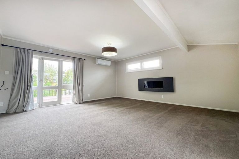 Photo of property in 15 Montana Avenue, Murrays Bay, Auckland, 0630