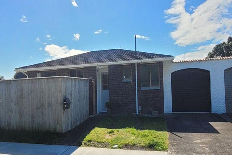 Photo of property in 2 Goldie Place, Waikanae Beach, Waikanae, 5036