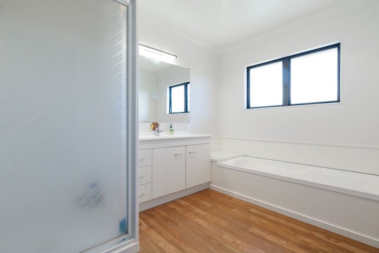 Photo of property in 24 Highgrove Drive, Grandview Heights, Hamilton, 3200