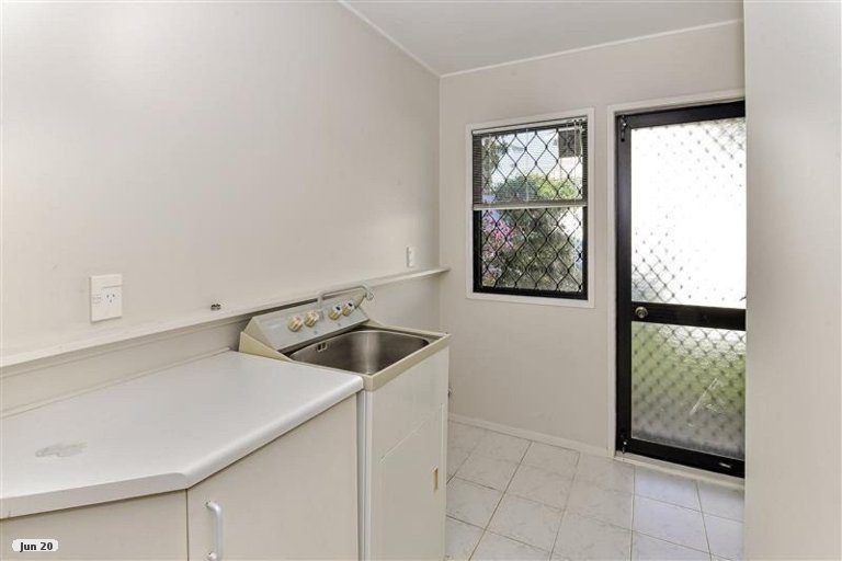 Photo of property in 20 Gillard Place, Eastern Beach, Auckland, 2012