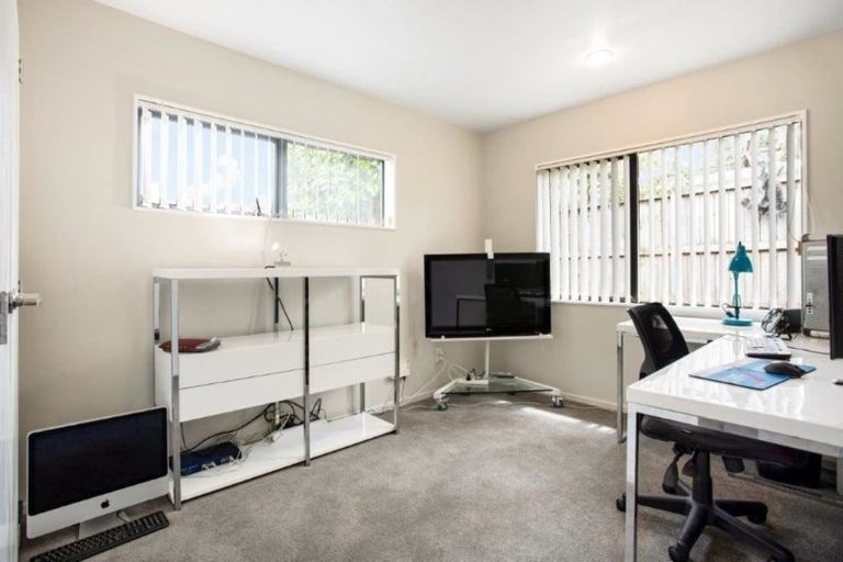 Photo of property in 21 Cityview Place, Massey, Auckland, 0614