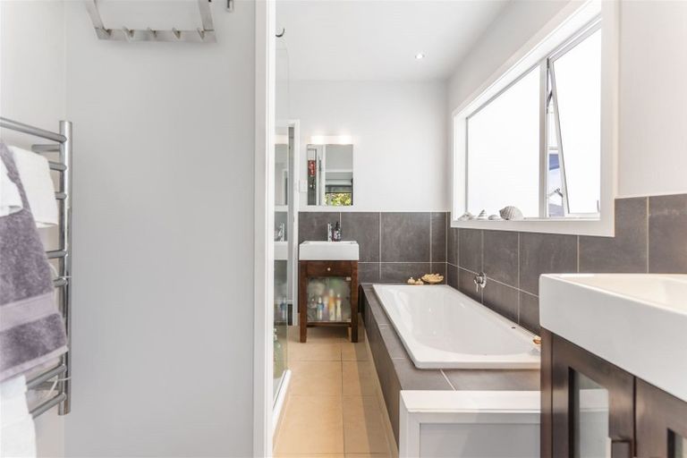 Photo of property in 13 Callender Place, Shelly Park, Auckland, 2014