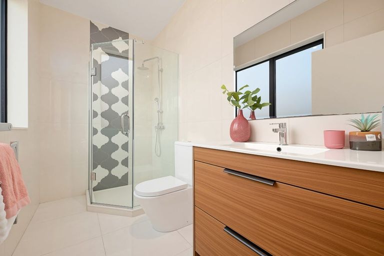 Photo of property in 32 Mcwhirters Farm Lane, Massey, Auckland, 0614