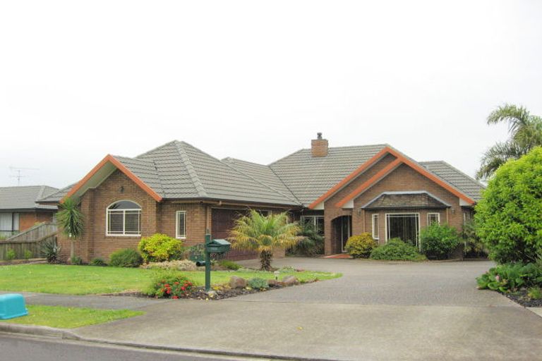 Photo of property in 2 Heenans Way, Rosehill, Papakura, 2113