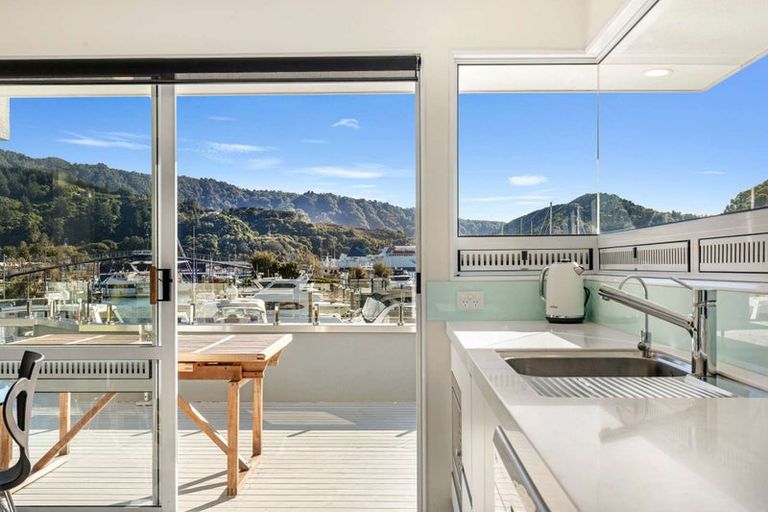 Photo of property in 39 Waikawa Road, Picton, 7220