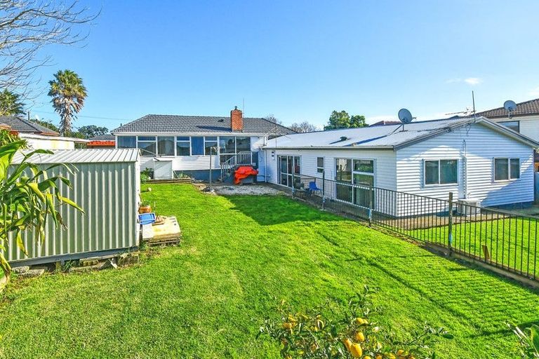 Photo of property in 16 Ranfurly Road, Papatoetoe, Auckland, 2104