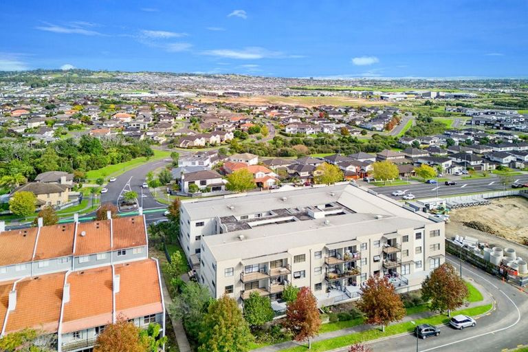 Photo of property in 2/124 Stancombe Road, Flat Bush, Auckland, 2016