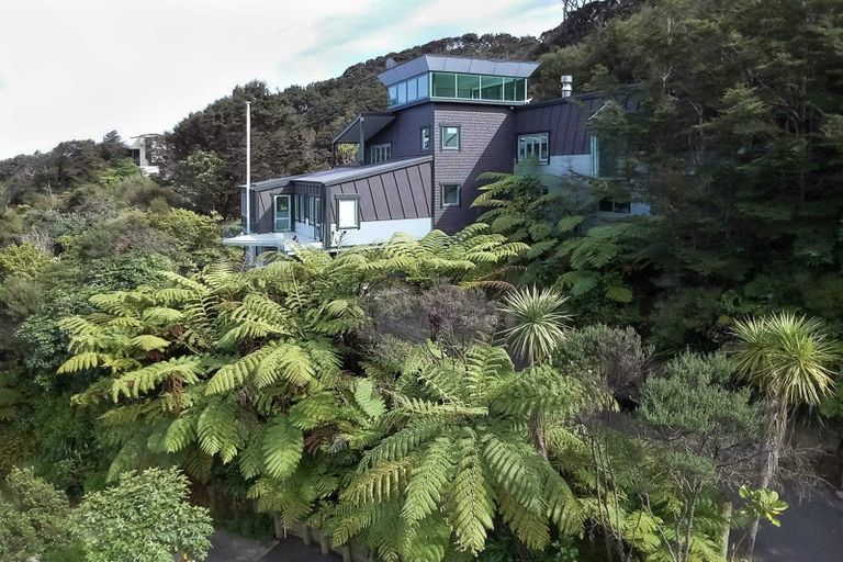 Photo of property in 21 Dillon Street, Lowry Bay, Lower Hutt, 5013