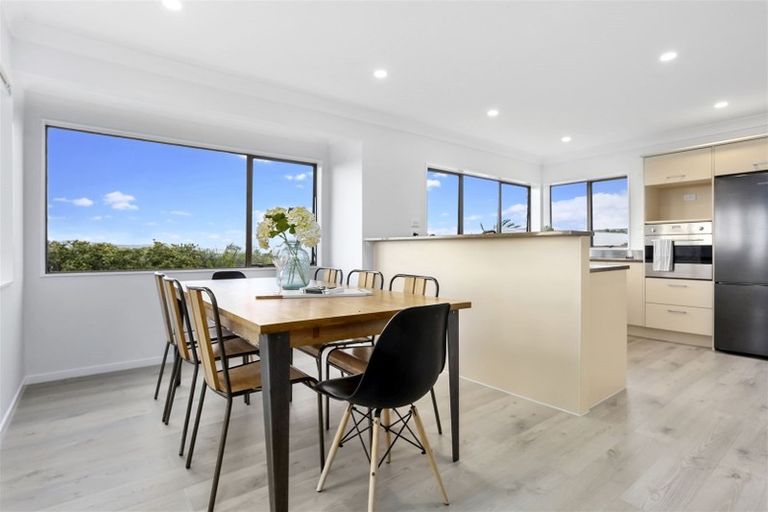 Photo of property in 8 Higham Ferrers Place, Red Beach, 0932