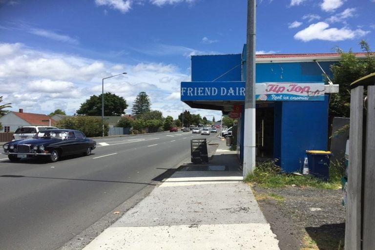 Photo of property in 3155 Great North Road, New Lynn, Auckland, 0600