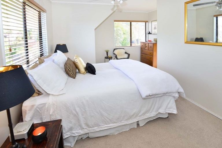 Photo of property in 11 Thalia Place, Totara Vale, Auckland, 0629