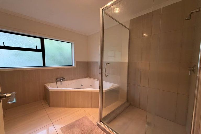 Photo of property in 121 Redoubt Road, Goodwood Heights, Auckland, 2105