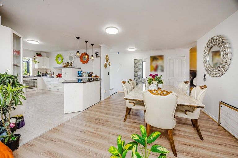 Photo of property in 40 Ewhurst Place, Goodwood Heights, Auckland, 2105