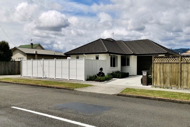 Photo of property in 2 Queenwood Road, Levin, 5510