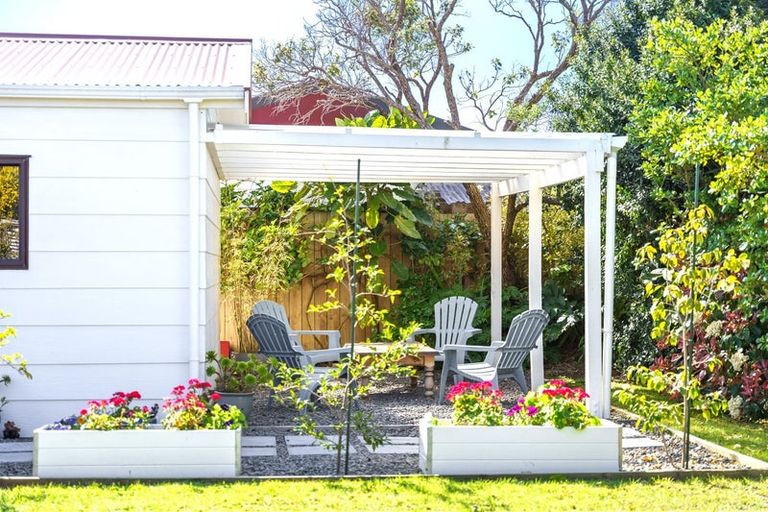 Photo of property in 23 Reeves Street, Waikanae Beach, Waikanae, 5036