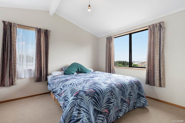 Photo of property in 15 Banksia Place, Goodwood Heights, Auckland, 2105